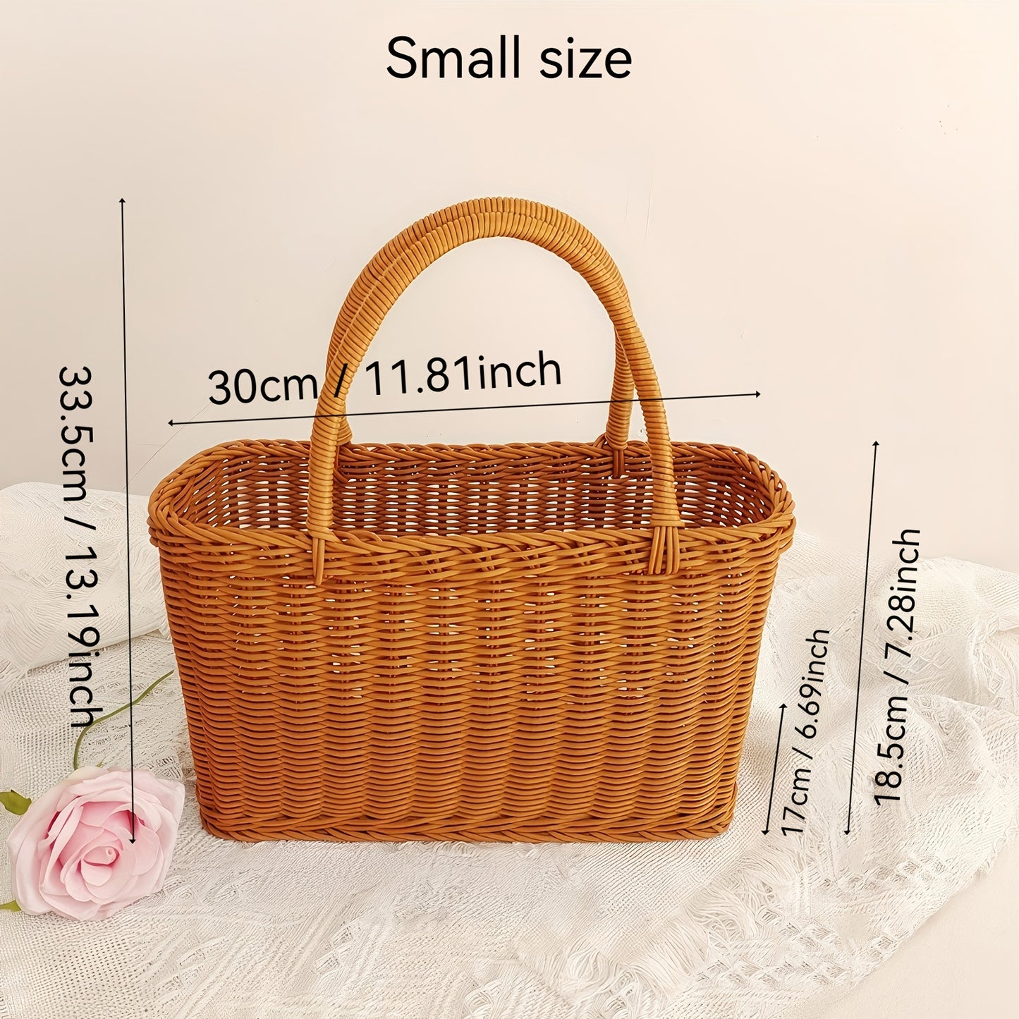 Small rattan picnic basket with dimensions 30x17x18.5cm, perfect for outdoor gatherings